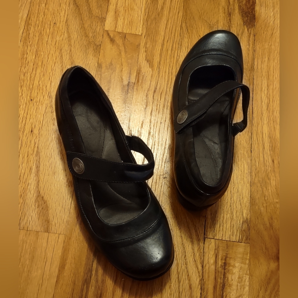 Soft Style dark navy blue low heeled pumps